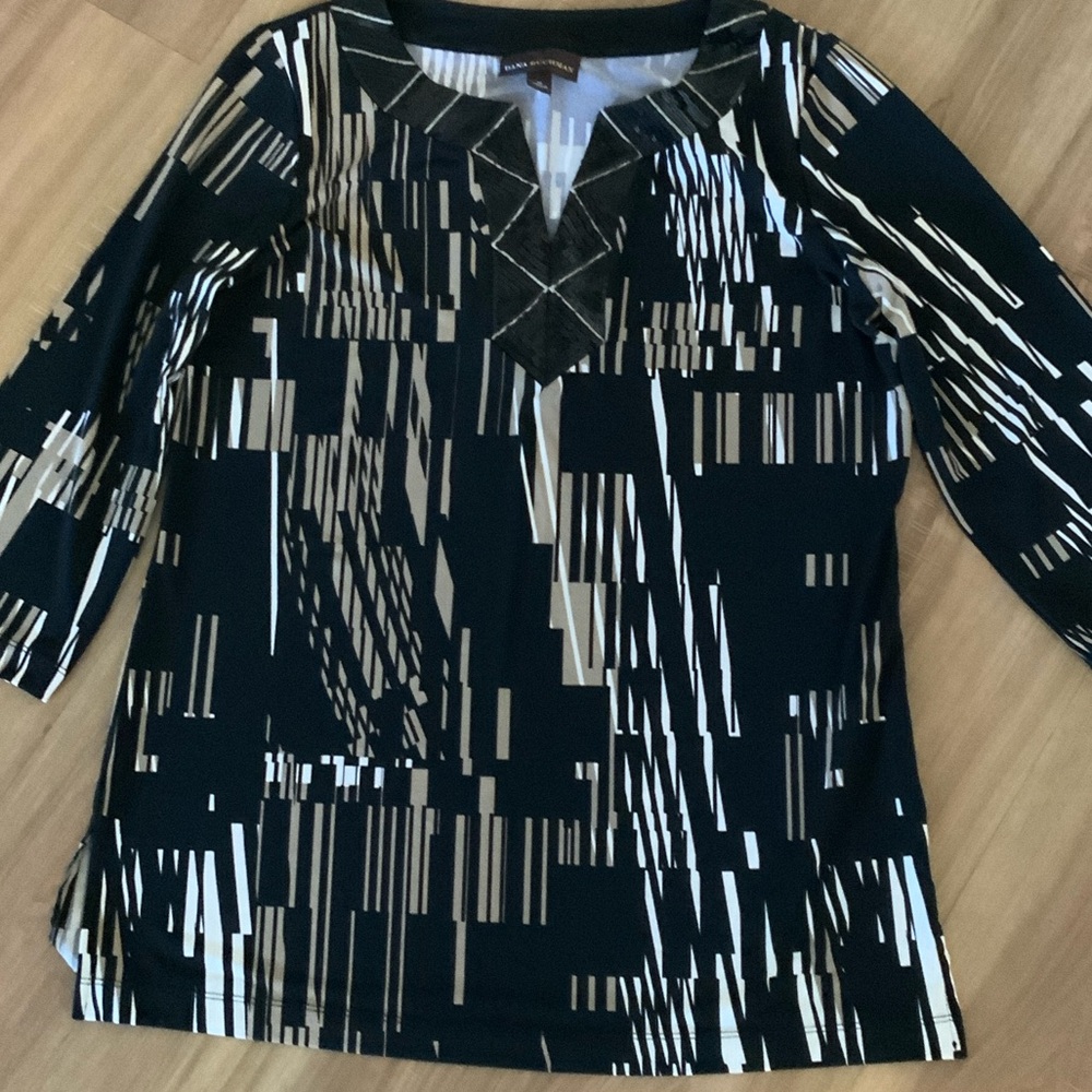 Dana Buchman Black White and Tan Graphic V-Neck Tunic